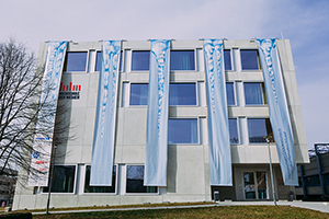 Die HdM gratuliert ihren Absolventinnen und Absolventen mit einem dekorierten Gebäude (Fotos: Christopher Müller)