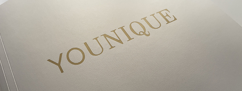 Das Cover des Lookbooks besticht durch hochwertiges Material in einem edlen Goldton, Foto: Projektteam YOUNIQUE
