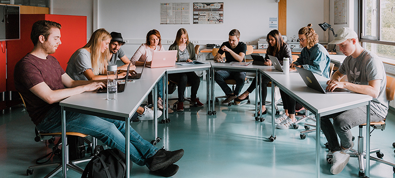 Für die Bachelorstudiengänge sind Bewerbungen bis zum 31. Juli 2021 möglich, für die Masterangebote bis zum 15. Juli.