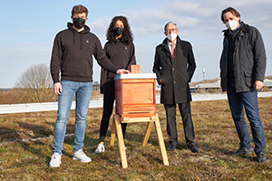 Tobias Hinderer, Emma Mbah, Peter Marquardt und Prof. Dr. Bernhard Dusch bei der Aufstellung des Bienenhauses (Foto: Leonie Laufer)