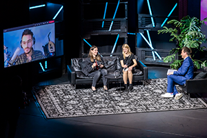 Aus dem Team waren Svitlana Magazova (links) und Julia Schuster (rechts) live vort Ort beim der Preisvergabe des LFK Medienpreis, Teamkollege Şahin Kablan wurde per Videoübertragung dazugeschalten. |  © Andreas Dalferth