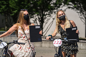 Die Zeugnismappe kann auf dem Fahrrad entgegen genommen werden (Foto: HdM Stuttgart / Marcel Kazenmaier)