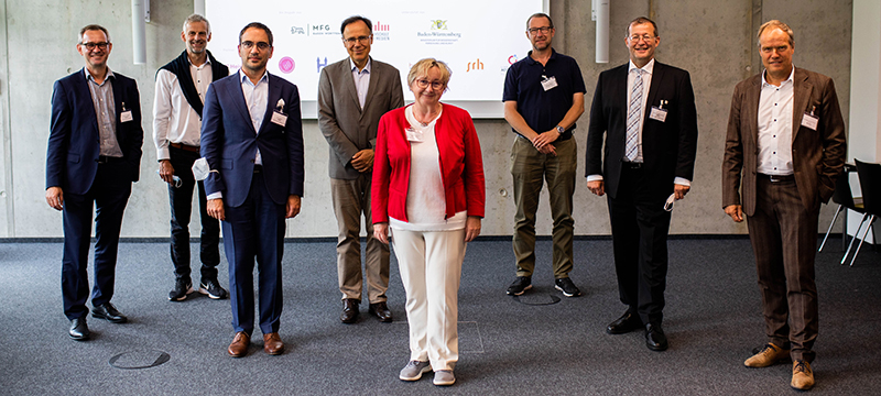 Wissenschaftsministerin Theresia Bauer (Mitte) und HdM-Rektor Prof. Dr. Alexander W. Roos (rechts)  bei der Eröffnung der Kompetenzzentrums in Heidelberg (Foto: Stadt Heidelberg/Tobias Dittmer)    