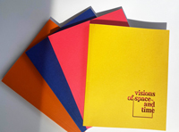 Das Buchcover gibt es in vier verschiedenen Farben