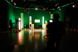 In einer Live-TV-Show stellen Studierende ihre Studiengänge vor