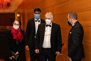 Prof. Dr. Gunter Hübner (2. von rechts) mit zwei Studierenden aus dem Projektteam