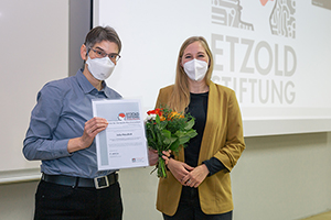 Julia Hasubick (rechts) mit ihrer Laudatorion Prof. Heidrun Wiesenmüller