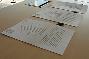Die Rektoren der drei Hochschulen haben den Vertrag an der HdM unterzeichnet