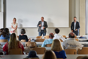 Prof. Dr. Sarah Spitzer, Prof. Boris Michalski und Prof. Dr. Josef Mair (von links) bilden die Institutsleitung.