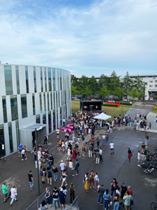 Die MediaNight war sehr gut besucht. Im Außenbereich traten Bands auf. 