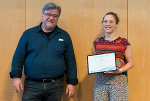 HdM-Absolventin Lisa Scherer (re.) mit Dr. Andreas Chatzis von der WRS, Foto: Marcel Kazenmaier