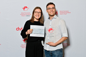 Emma Schüttoff und Kevin Semjancuk wurden mit dem Deutschen Verpackungspreis 2022 ausgezeichnet. Foto: dvi/Hans-Martin Issler