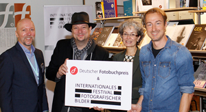 Martin Rosner, Festivalleiter und Andy Scholz, Künstlerischer Leiter INTERNATIONALES FESTIVAL FOTOGRAFISCHER BILDER mit Prof. Cornelia Vonhof und Sebastian Paul von der HdM auf der Frankfurter Buchmesse (von li.), Foto: IFFB