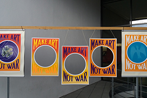 Das Poster "Make Art Not War" kann beliebig zusammengestellt werden.