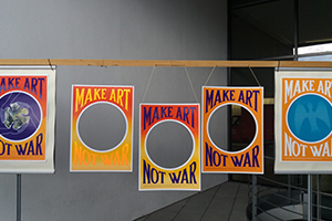 Das Poster "Make Art Not War" kann beliebig zusammengestellt werden. - Zur Detailansicht