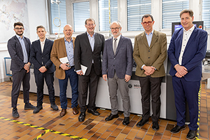 Prof. Dr. Volker Jansen (rechts) mit Prof. Dr. Alexander W. Roos (Mitte), Prof. Dr. Edmund Ihler (3. von rechts) mit den Gästen aus Italien (Foto: Matthias Galus)