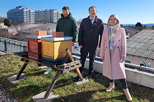 Kanzlerin Nicole Kuhn, Prof. Dr. Alexander W. Roos und Tobias Hinderer ( von links) freuen sich über den zweiten Bienenstock.