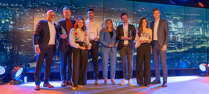 Die Gewinnerinnen und Gewinner des Stuttgarter Moderationspreis mit Prof. Stephan Ferdinand (links) und Prof. Ingo Zamperoni (rechts, Foto: HdM Stuttgart / Laura Poluschkin)