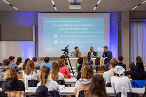 HdM-Honorarprofessor Ingo Zamperoni (rechts) im Gespräch mit Prof. Stephan Ferdinand (Mitte) und Johannes Meyer, Projektleiter des Moderationspreises.