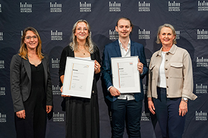 Johanna Kutter (links, Förderverein der HdM) ehrte Anke Burkhardt, Prof. Dr. Katrin Hassenstein (rechts) Leonard Wohlfarth