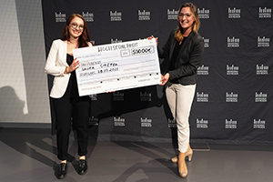 Laura Cirstea (links) erhielt den Hochschulpreis als Beste des Wintersemesters 2022/2023 von Johanna Kutter