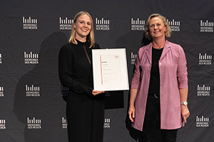 Valentina Herzog (links) erhielt den Sozialpreis für das Sommersemester 2023 von Prof. Dr. Katrin Hassenstein