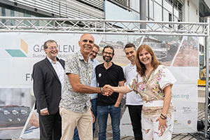 Klaus Wiesler von BenaBena The Gambia e.V. und Wencke Wanner von der SEZ bei der Übergabe mit Prof. Dr. Alexander W. Roos und Prof. Dr. Ansgar Gerlicher von der HdM sowie Prof. Dr. Wolfgang Gruel und Prof. Dr. Michael Auerbach von der Hochschule Esslingen (hintere Reihe, Fotos: Laura Poluschkin)