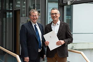 HdM-Rektor Prof. Dr. Alexander W. Roos mit dem neuen Honorarprofessor Andreas Bieswanger (Fotos: Felicia Glas)