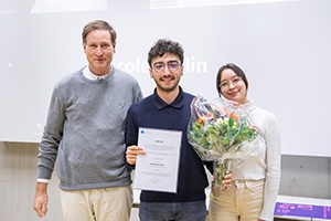 Titel: Preisträger Tuna Çandır mit Prof. Dr. Volker Jansen, Studiendekan des Studiengangs Print Media Technologies (links) und Carolina Hantke vom Akademischen Auslandsamt der HdM (rechts) (Foto: Maisam Barati).