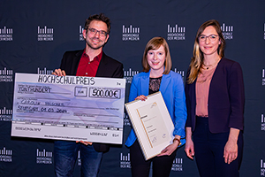 Laudator Prof. Dr. Tobias Seidl mit Preisträgerin Carolin Hilscher und Stifterin Johanna Kutter vom Förderverein der HdM - Zur Detailansicht