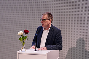 Prof. Dr. Mathias Hinkelmann gratulierte im Namen der Hochschulleitung