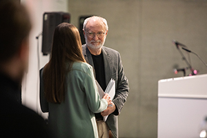 Dekan Prof. Dr. Edmund Ihler übergab die Zeugnismappen