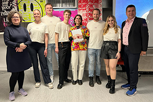 Das erfolgreiche HdM-Team mit Prof. Bettina Tabel (links) und Prof. Dr. Helmut Wittenzellner (rechts, Foto: Koen De Maesschalck) - Zur Detailansicht