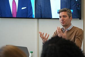 Prof. Ingo Zamperoni beim Workshop „Kritisches Interview“ (Foto: Carla Edelmann) - Zur Detailansicht