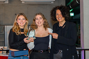 Betreuerin Prof. Dr. Sabiha Ghellal (rechts) mit zwei Vertreterinnen aus dem Projektteam - Zur Detailansicht