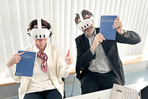 Prof. Dr. Petra Grimm (links) und Prof. Dr. Oliver Zöllner vom Institut für digitale Ethik der HdM mit dem ersten Band der neuen Reihe (Foto: HdM Stuttgart)