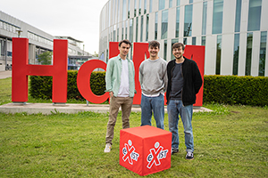 Daniel Grootz, Martin Hübsch und Jan Hoydem haben das 3000ste Stipendium erhalten  (von links, Foto: Maurice Galanos)