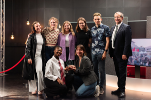 HdM-Rektor Prof. Dr. Alexander W. Roos mit dem Gewinnerteam von "Liv" (Fotos: Felicia Glas)