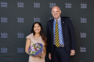 Preisträgerin Mariyam Iskendirova mit Laudator Prof. Dr. Nils Högsdal (Foto: HdM Stuttgart / Julian Ullrich)