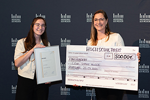 Lena Sophie Musse erhielt den Hochschulpreis von Johanna Kutter (Foto: Felicia Glas)