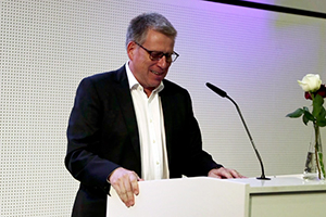 Prof. Dr. Mathias Hinkelmann gratulierte im Namen der Hochschulleitung (Foto: Luise Kaufmann)