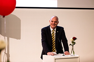 Auch Prof. Dr. Nils Högsdal beglückwünschte die Absolventinnen und Absolventen für die Hochschulleitung (Foto: Lovis Pangratz)