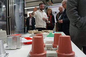 Paul Schickel erklärt Besuchern aktuelle  Entwicklungen des INV (Foto: INV / Sven Schneider)
