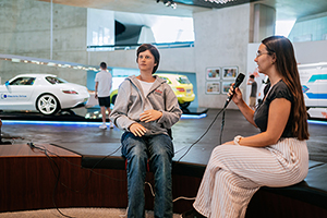 Der humanoide Roboter Andrea der HdM ist vom 26. Oktober bis zum 3. November 2024 im Mercedes-Benz Museum zu Gast (Fotosignatur der Mercedes-Benz Classic Archive: D841538)