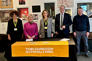 HdM-Professorin Dr. Sabiha Ghellal, Prof. Rachel Dickson (Glasgow School of Art), Ministerin Petra Olschowski, HdM-Rektor Prof. Dr. Alexander W. Roos und Prof. Dr. Steve Love (Glasgow School of Art), Foto: Alan McAteer 