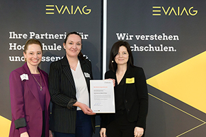 Martina Sach und Maria Bertele vom Weiterbildungszentrum der HdM mit Dr. Aletta Hinsken, Stiftungsvorständin der EVALAG (von links, Foto: Sabine Arndt)
