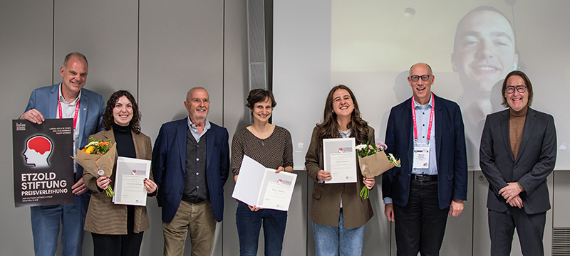 Die Preisträgerinnen und Preisträger mit ihren Laudatorinnen und Laudatoren: Prof. Dr. Nils Högsdal, Larissa Koch de Souza, Stifter Rüdiger Etzold, Prof. Dr. Heike Adel-Vu, Lena Schlangenhauf, Prof. Dr. Martin Engstler, Prof. Dr. Michael Weißhaupt und Philipp Moeßner (von links, Foto: Felicia Glas)