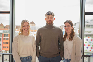 Selina Hörig, Oliver, Philipp Emonds und Hannah Schuler von "coreway" haben eine Gesundheitsapp entwickelt, die das Risiko von Krankheitsschüben bei entzündlichen Darmerkrankungen vorhersagt 