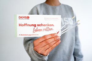Eine Registrierung geht dank der Wattestäbchen schnell und einfach (Foto: DKMS)