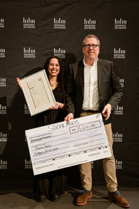 Marina Banti erhielt den "Sozialpreis" von Prorektor Prof. Dr. Mathias Hinkelmann 